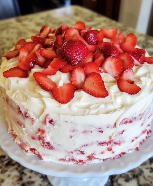 🍓 The Best Strawberry Cake Ever 571010836_122147406560655836_7853500137755735606_n