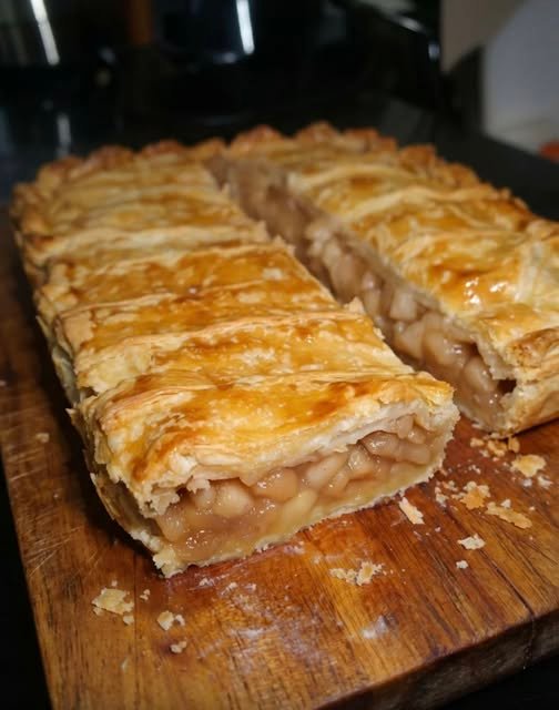 My Grandma’s Apple Strudel Recipe: A Slice of Tradition 🍏🥐 614114235_1433341491786817_1531722639408466794_n