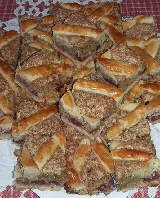 Hungarian Jam Crumble Cake (Lekváros Pite) 644525248_1659420052293851_4275939893601634093_n