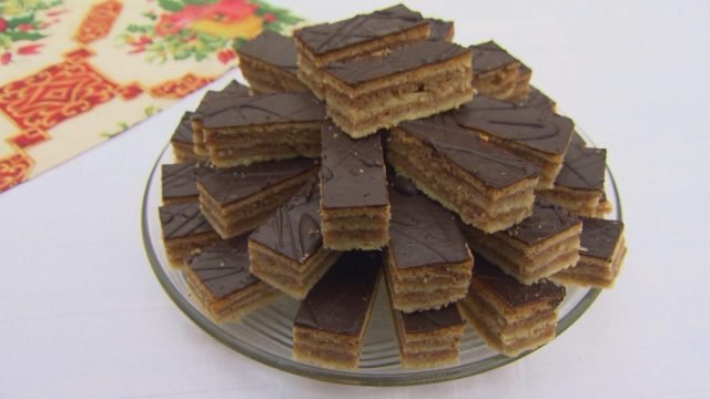 🇭🇺 Zserbó (Hungarian Gerbeaud Cake) Zserbo-640x360