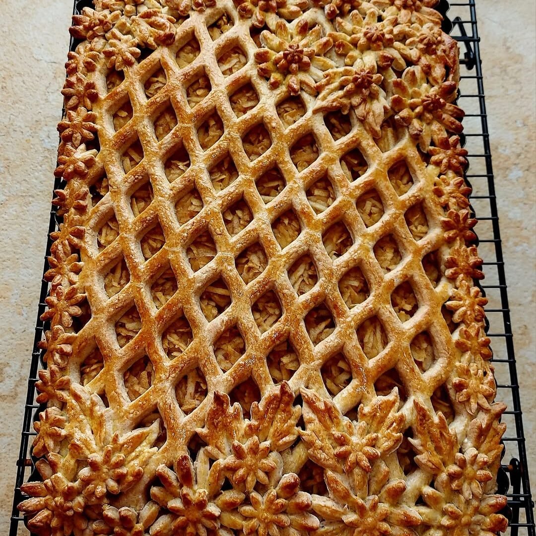 Vastag Almás Pite Zsírral – Thick Hungarian Apple Pie 🇭🇺 701889774_122235168104291612_1651451207848540532_n